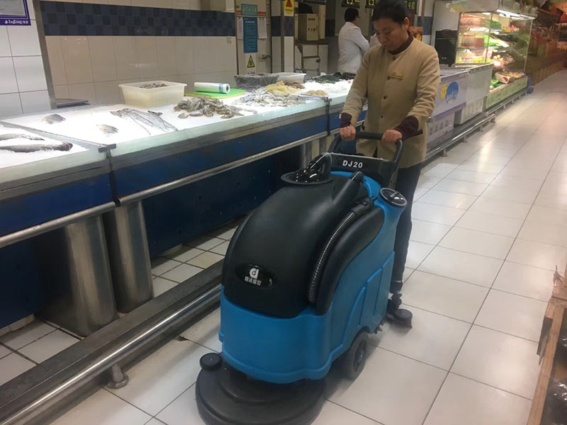 大型超市選擇鼎潔盛世DJ20手推式洗地機